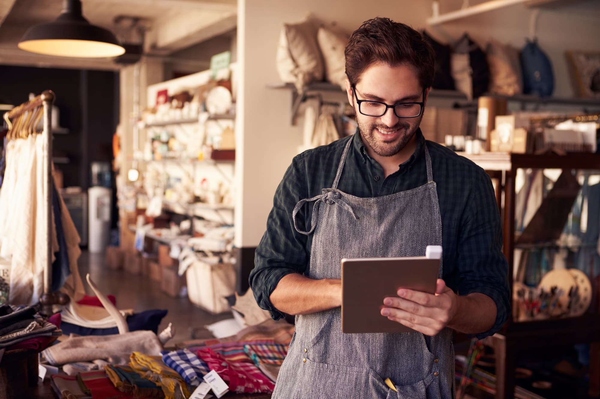 A entrepreneur uses an iPad to choose between federal vs provincial incorporation